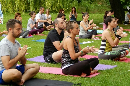 Joga performans u Novom Sadu u okviru Dana joge u Srbiji